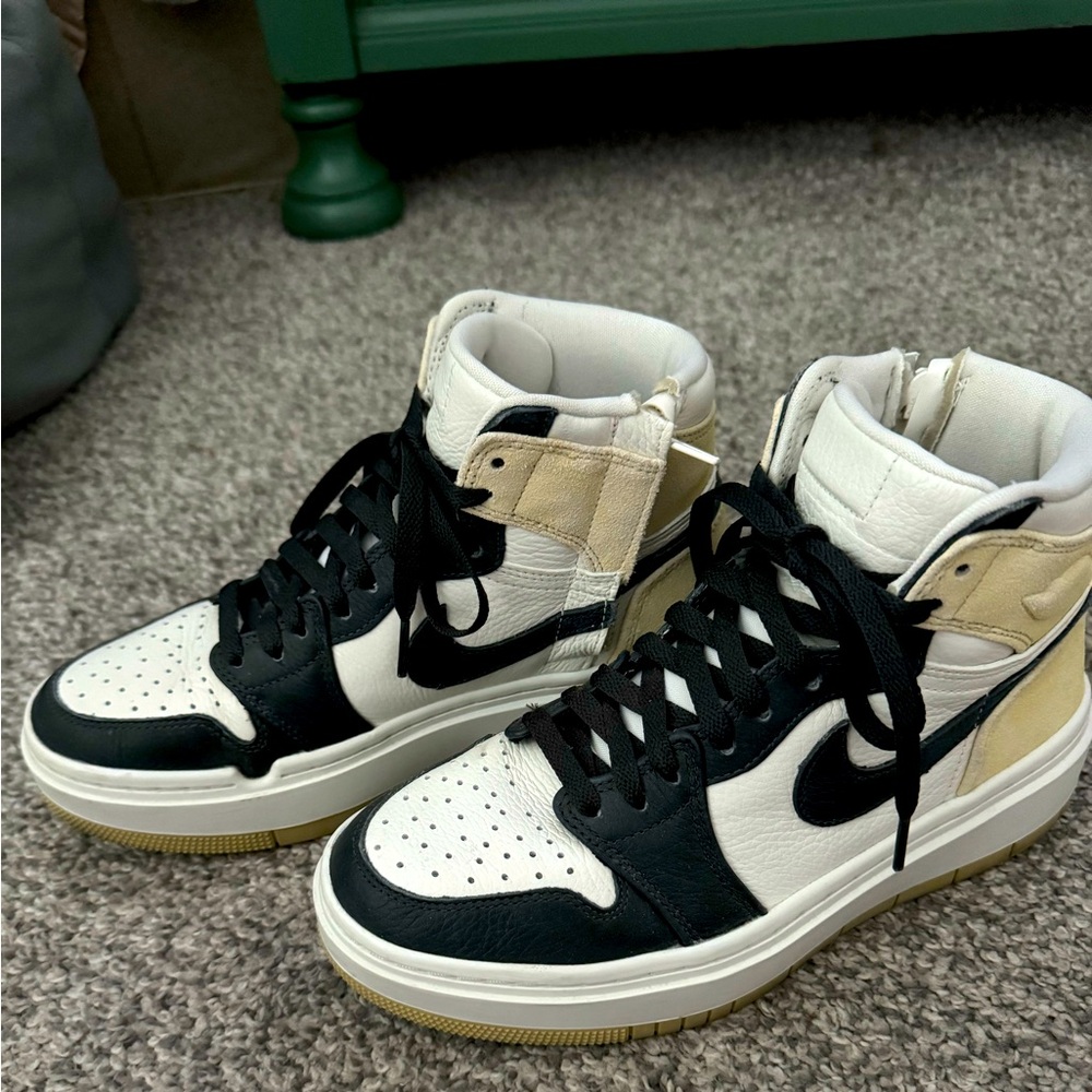 LIKE NEW Jordan 1 Elevate High, size 7.5!